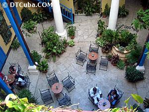 Patio Central. Cafetería.