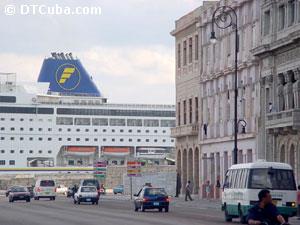 Entrada de un crucero al puerto de La Habana